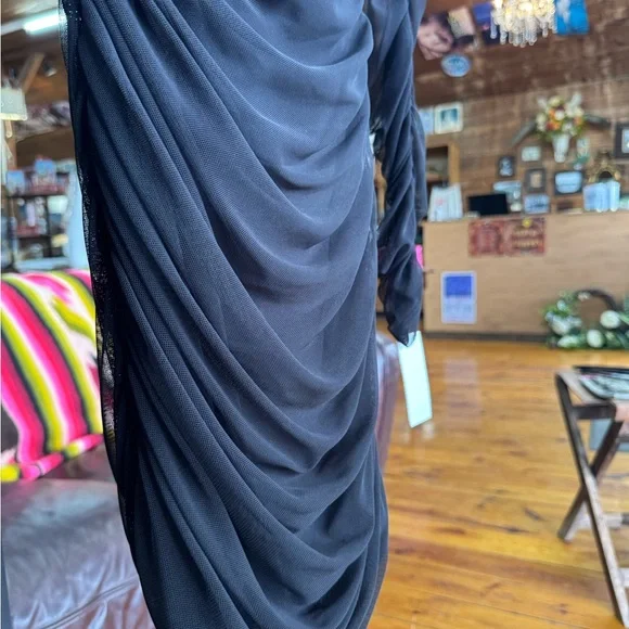 Elegant Black Dress with‎ Floral Accent - Picture 4 of 11